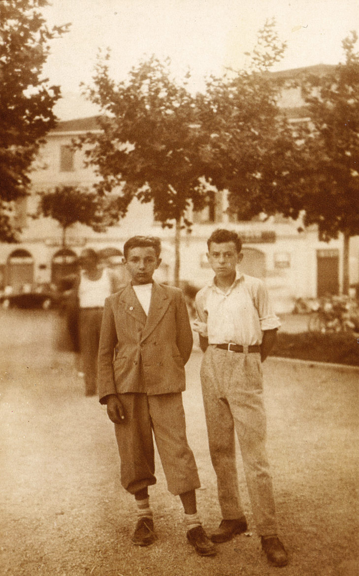 Luigi Volpi (a-sinistra) e Felice Vanelli, Lodi Piazza-castello, inizio anni '50